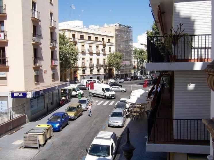 Apartamentos Rg Arenal Seville Room photo